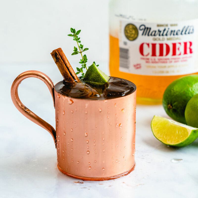 苹果汁骡子在一个铜杯与肉桂棒。