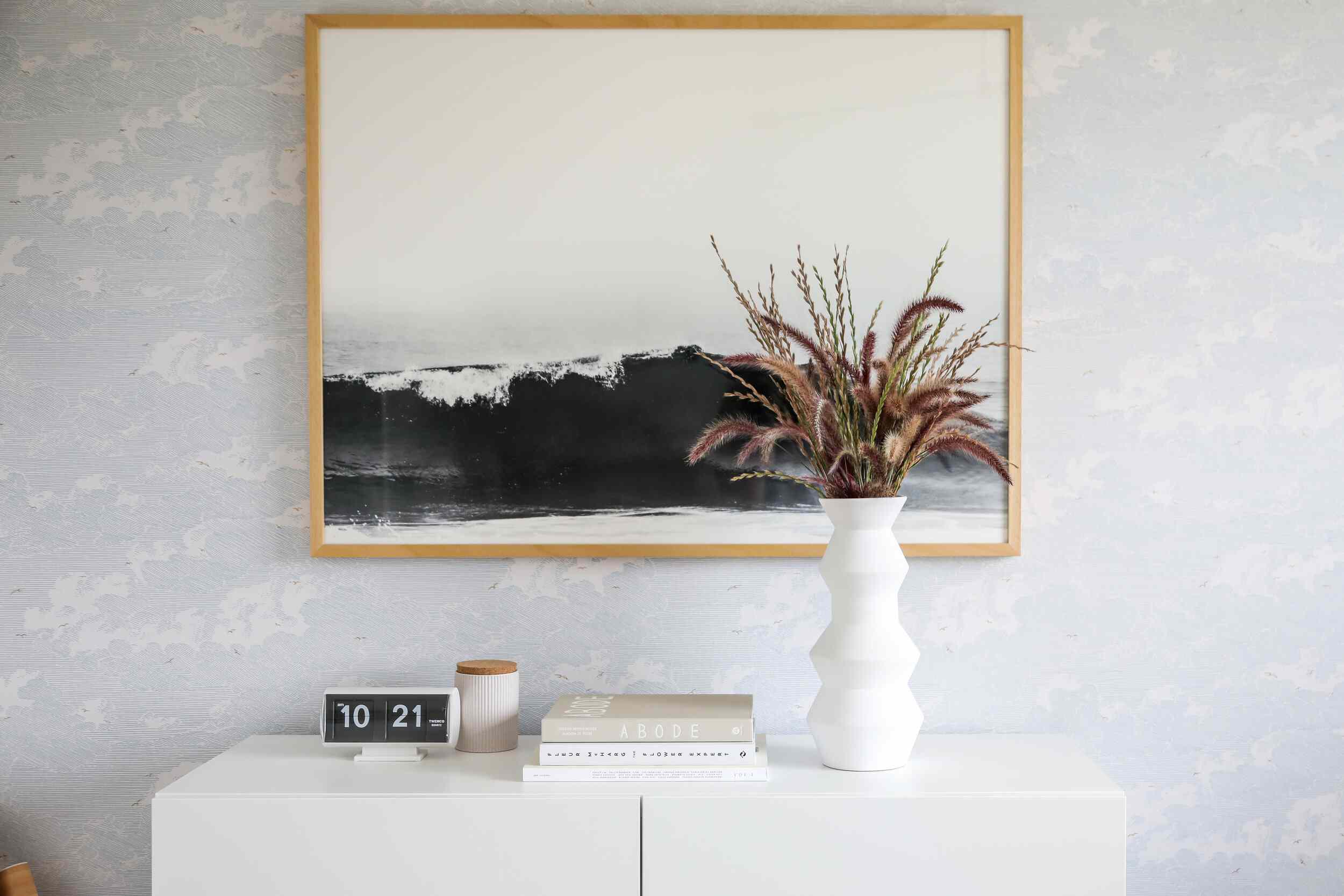 梳妆台上面有花瓶和书籍