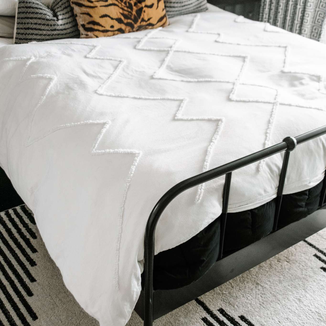 在床上的白色蜂鸟。