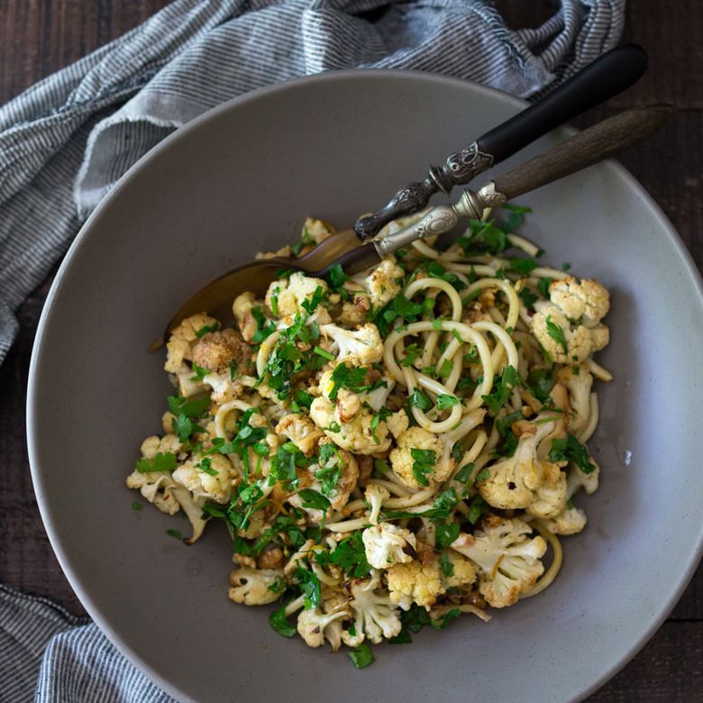 烤菜花面食大蒜和柠檬