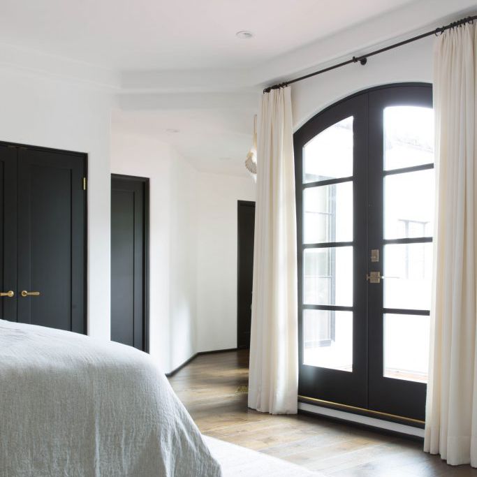 玻璃门上挂着窗帘的卧室