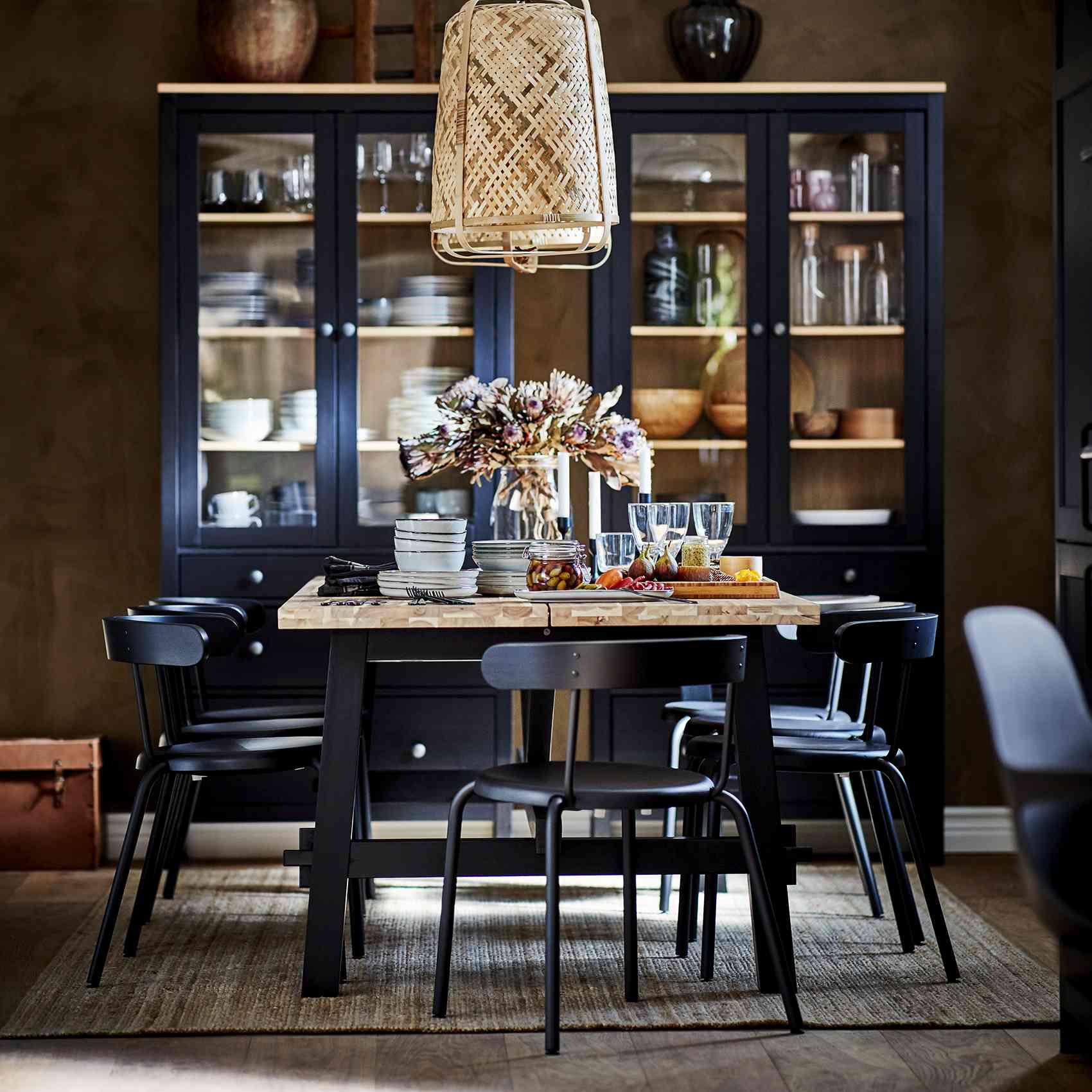 饭厅与黑色椅子，藤照明