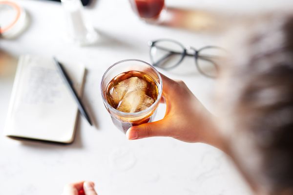 手握一杯冷咖啡