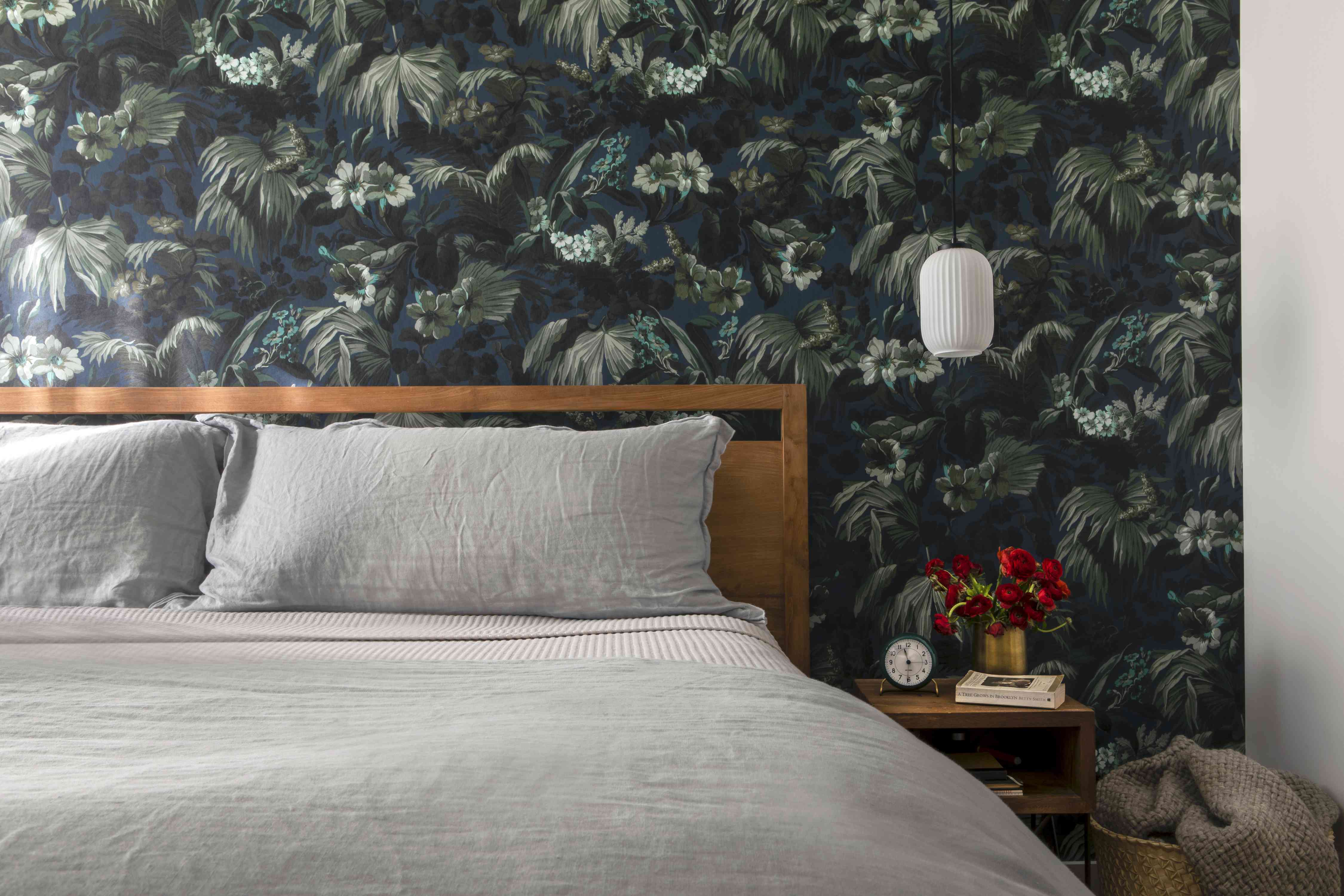 卧室有植物壁纸。