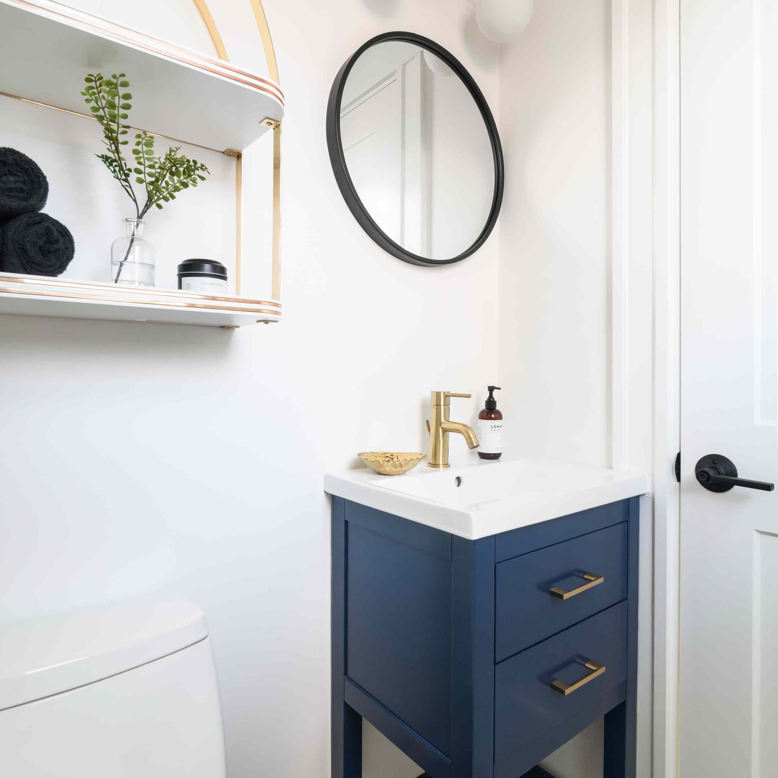 西瑞烧伤最喜爱的房间 - 盥洗室蓝色虚荣和瓷砖地板