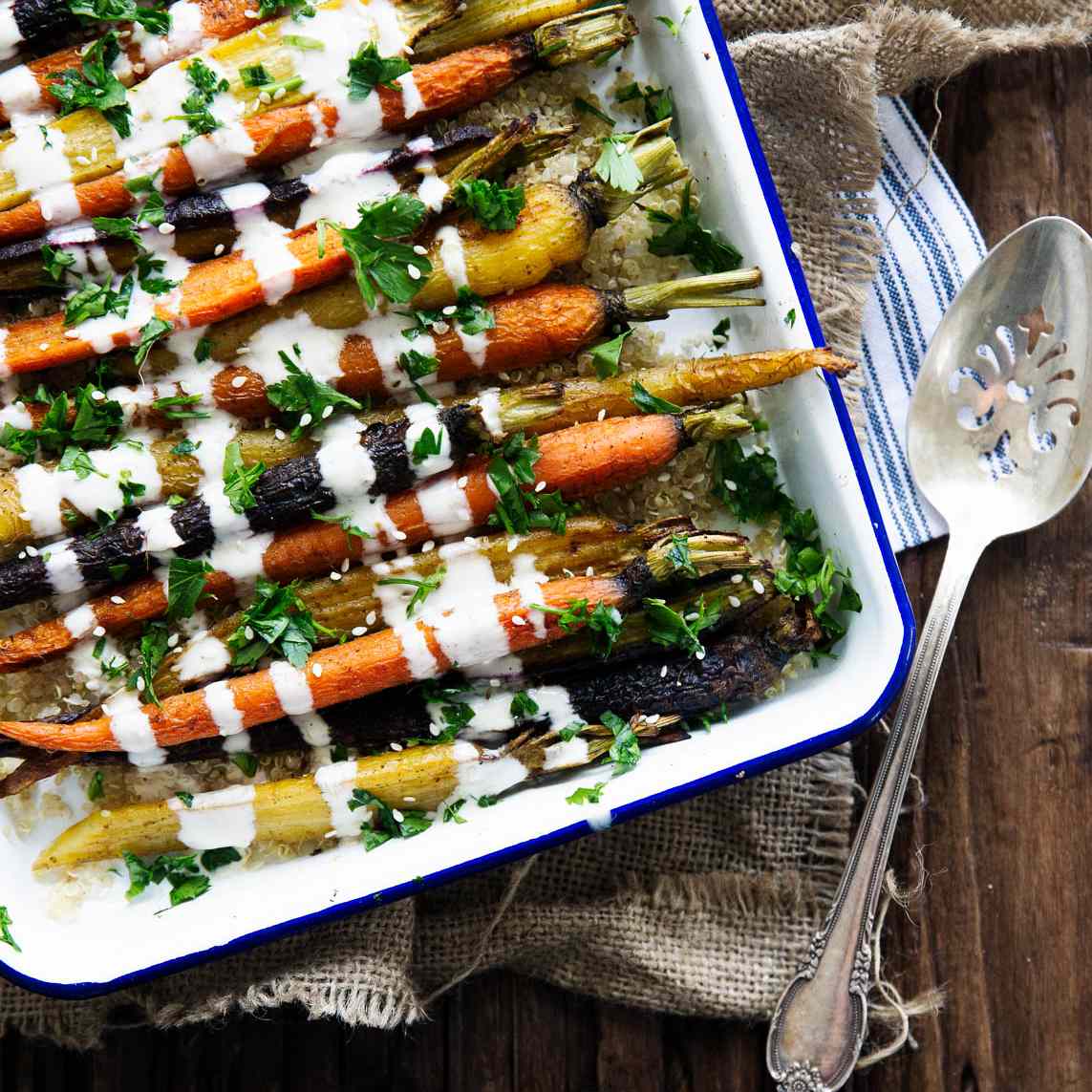 茴香烤胡萝卜配芝麻酱