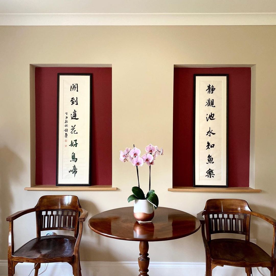 带红色面板的房间