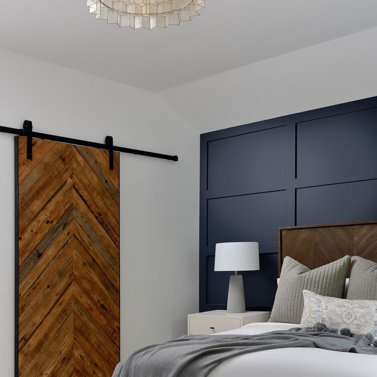 滑动谷仓门壁橱。