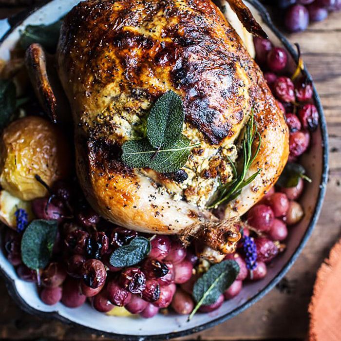 葡萄食谱:苹果酒烤鸡配山羊奶酪和葡萄