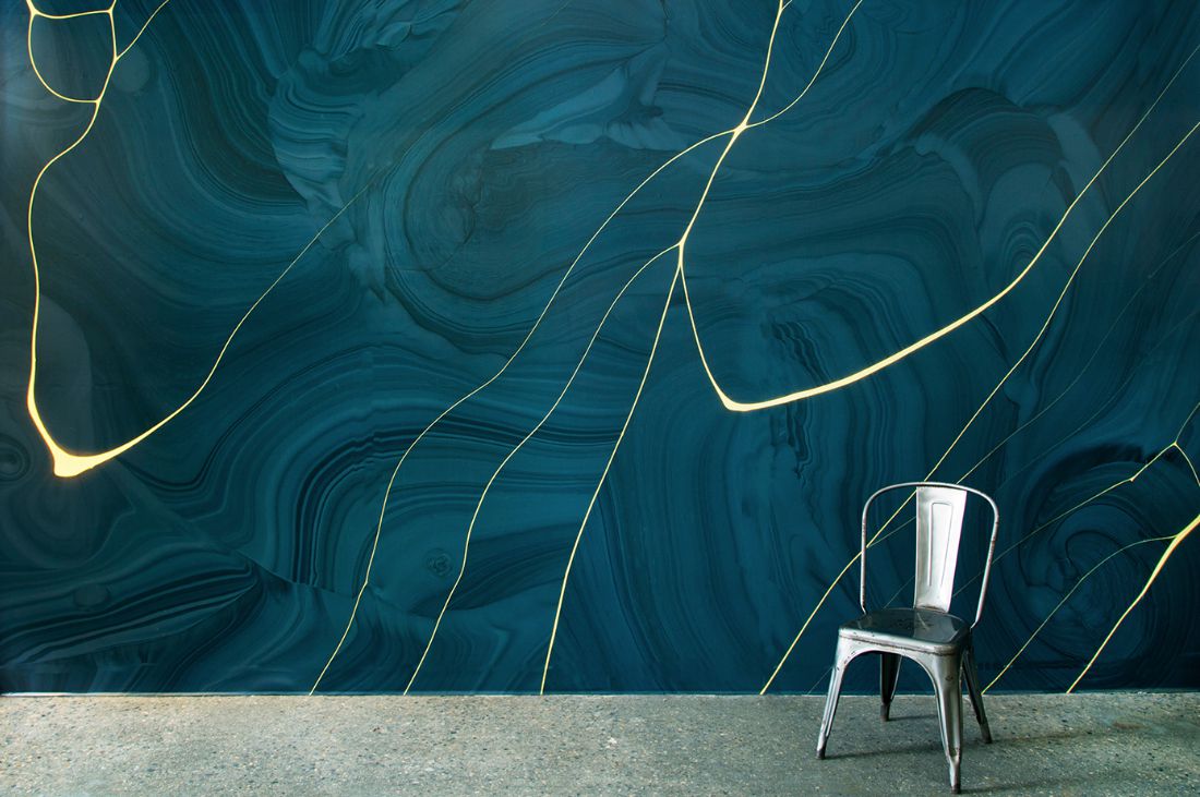 墙体覆盖在黄金脉络蓝色大理石风格的壁纸。