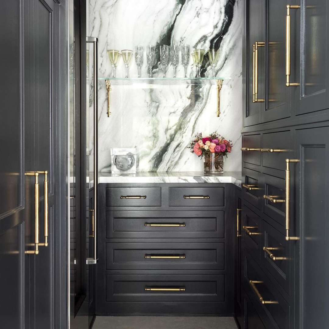 巴特勒的储藏室与大理石逆墙