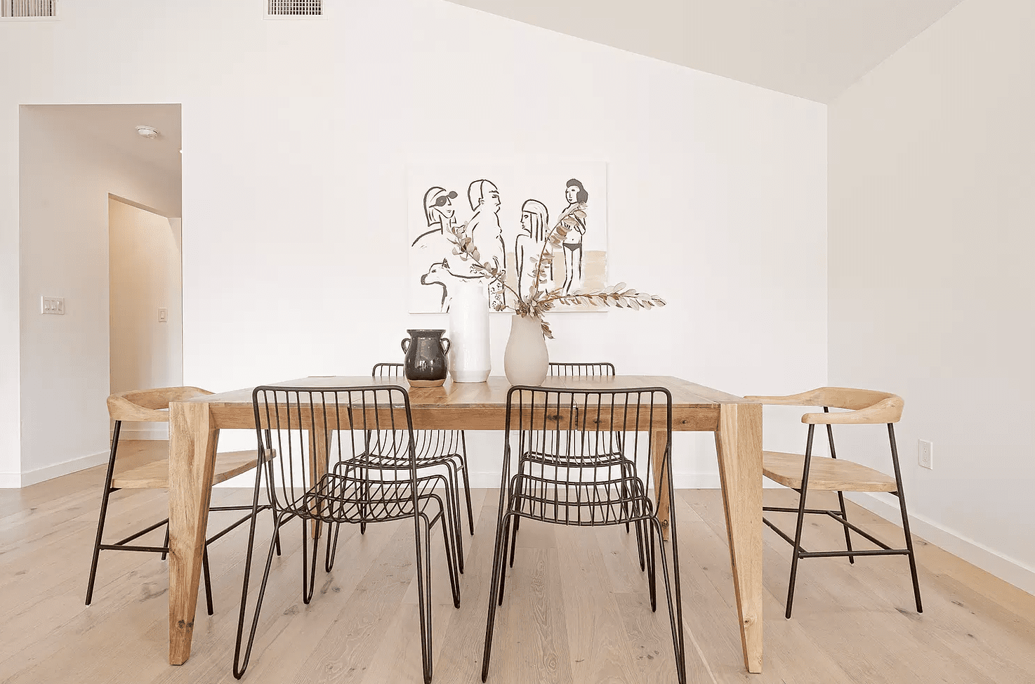 一张餐桌，被黑色和棕褐色椅子包围，并配有黑色，白色和棕褐色的焦点