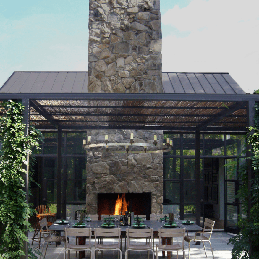 户外用餐室，靠近户外壁炉，带高宽阔的石衬烟囱