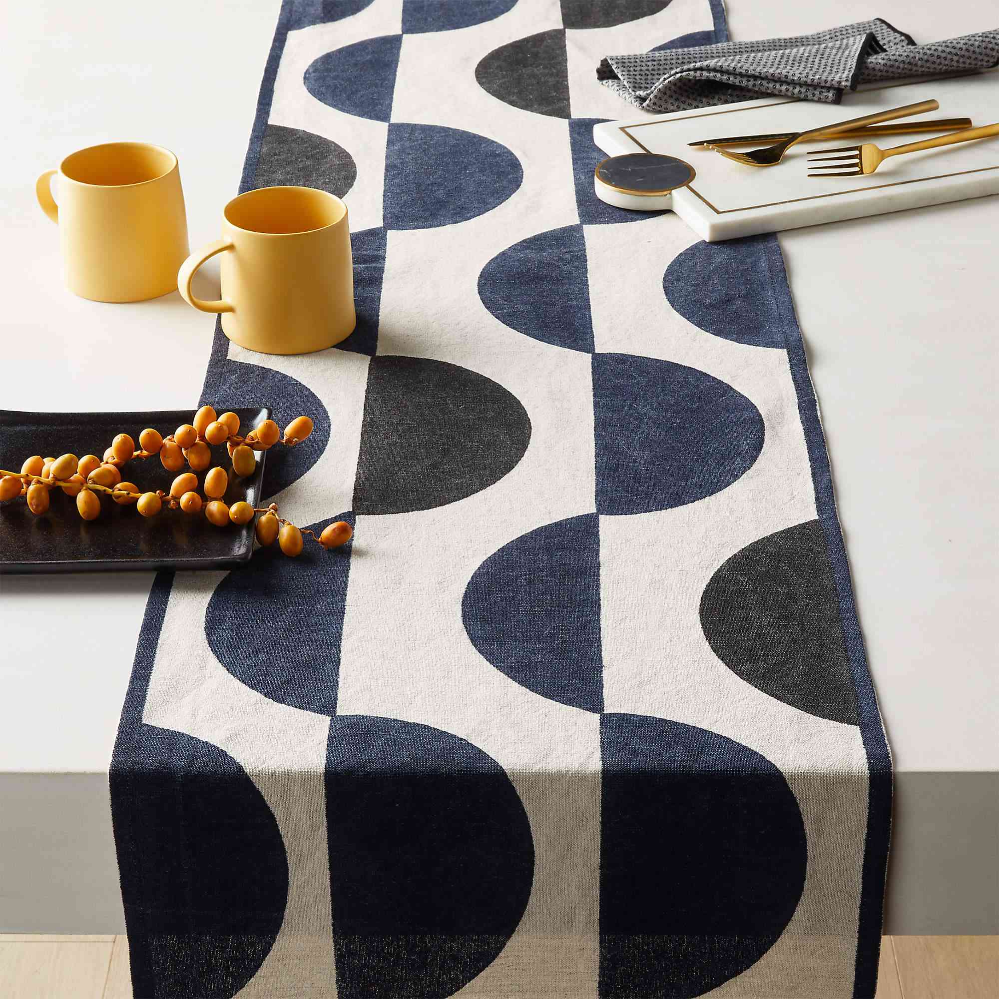 一个大胆的桌跑者，目前在CB2出售