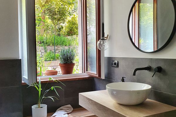 一个房间Susanne Pumpluen永远不会忘记-浴室与黑色瓷砖和打开的窗户在意大利