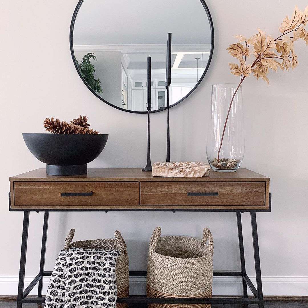 入口桌与中立装饰和黑锥度蜡烛。