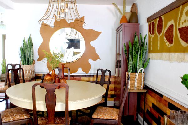 餐厅墙上的镜子后面画着太阳。