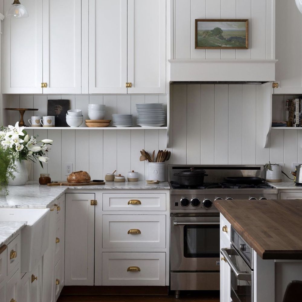 白色法国国家厨房用shipplap backsplash和敞篷