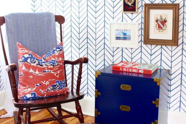 托儿所的角落与摇椅和皮革无背长椅。