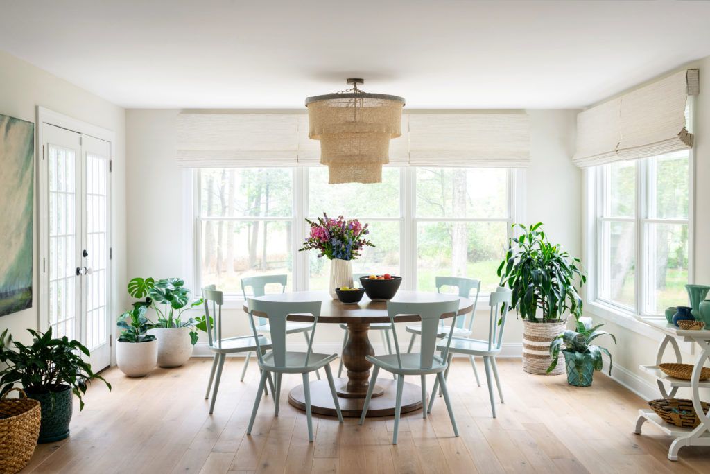 窗户上有纹理阴影的餐厅。