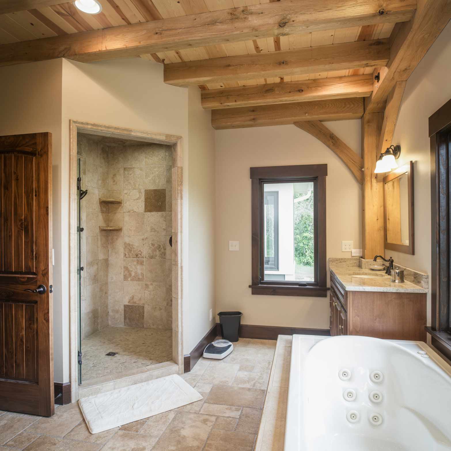 浴室带木制天花板
