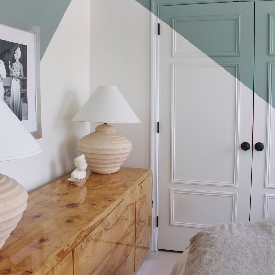 在壁橱门上画上蓝色的角状。