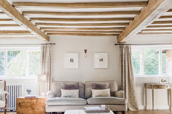 有木梁的客厅。