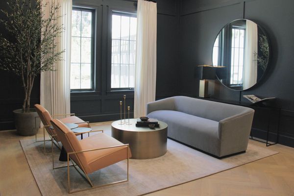 黑暗的客厅“class=