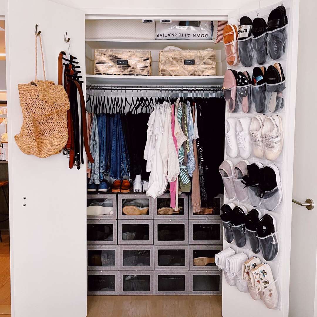 在门的后面放鞋子的壁橱