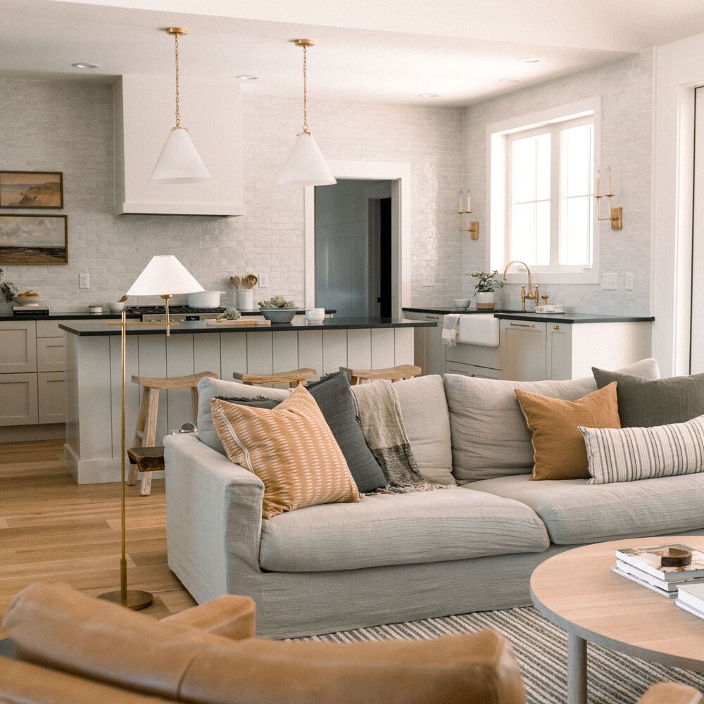 舒适的中性客厅，带温暖的芥末和绿色口音。