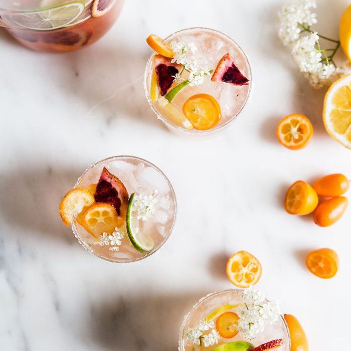 简易夏日鸡尾酒:玫瑰桑格利亚汽酒