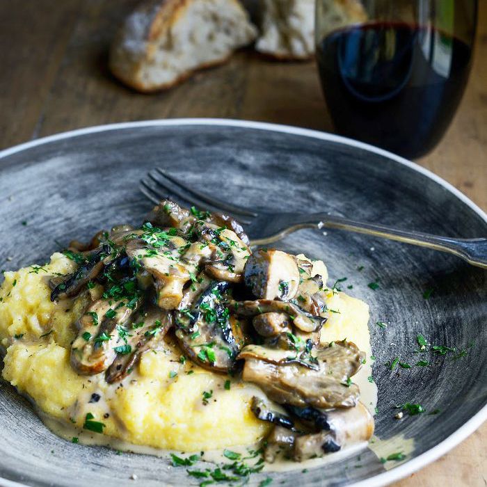 软玉米粥，素食褐蘑菇食谱奶油蘑菇