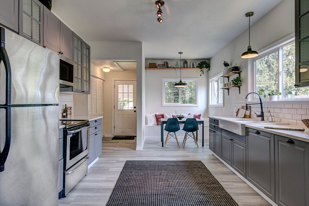 宽敞的厨房，带灰色橱柜和深灰色地毯