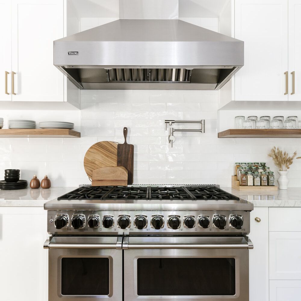 一个简约的厨房，带不锈钢炉灶