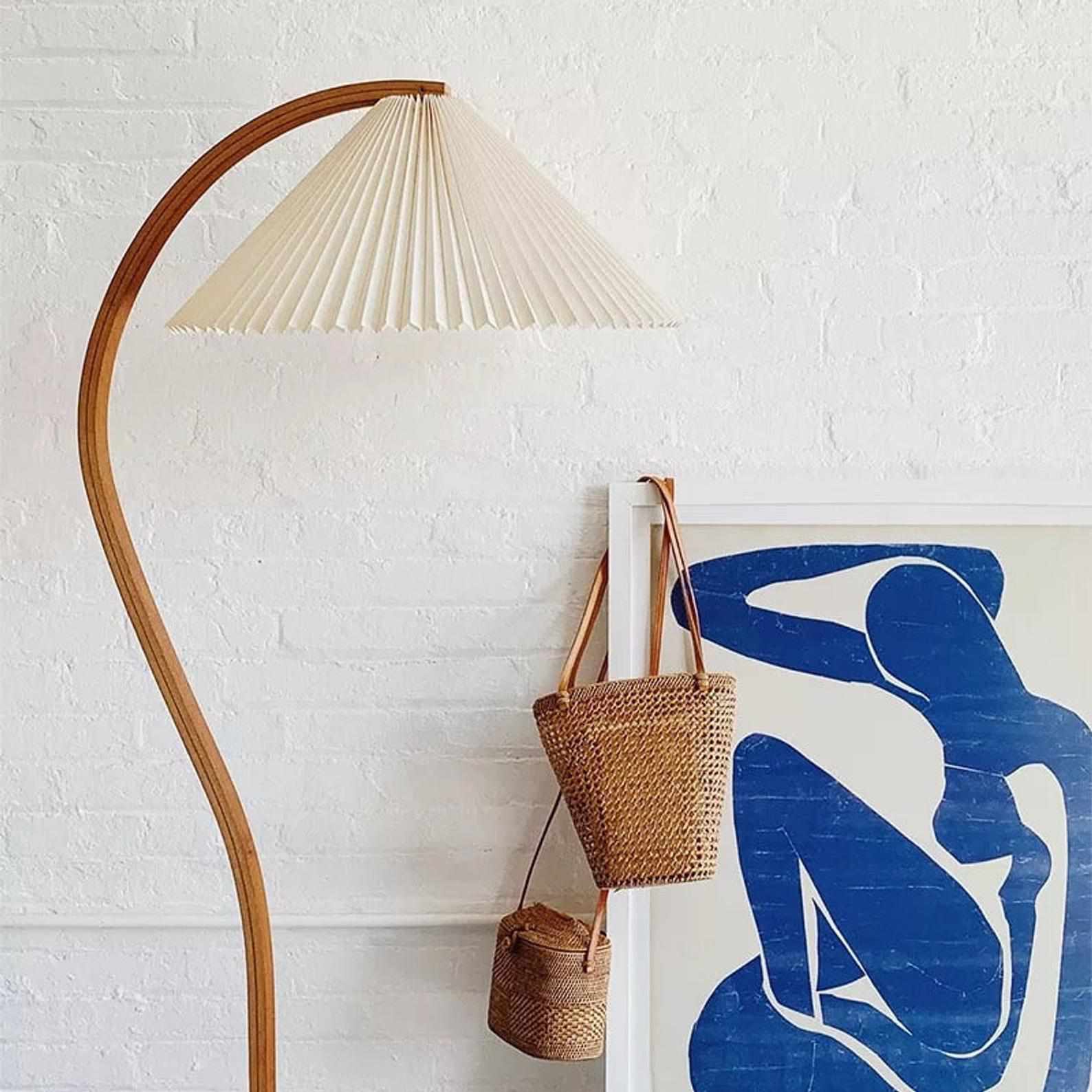 一款带有褶皱灯罩的木制落地灯，目前在Etsy出售