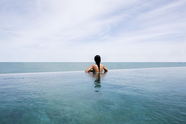 坐在无限池中的女人