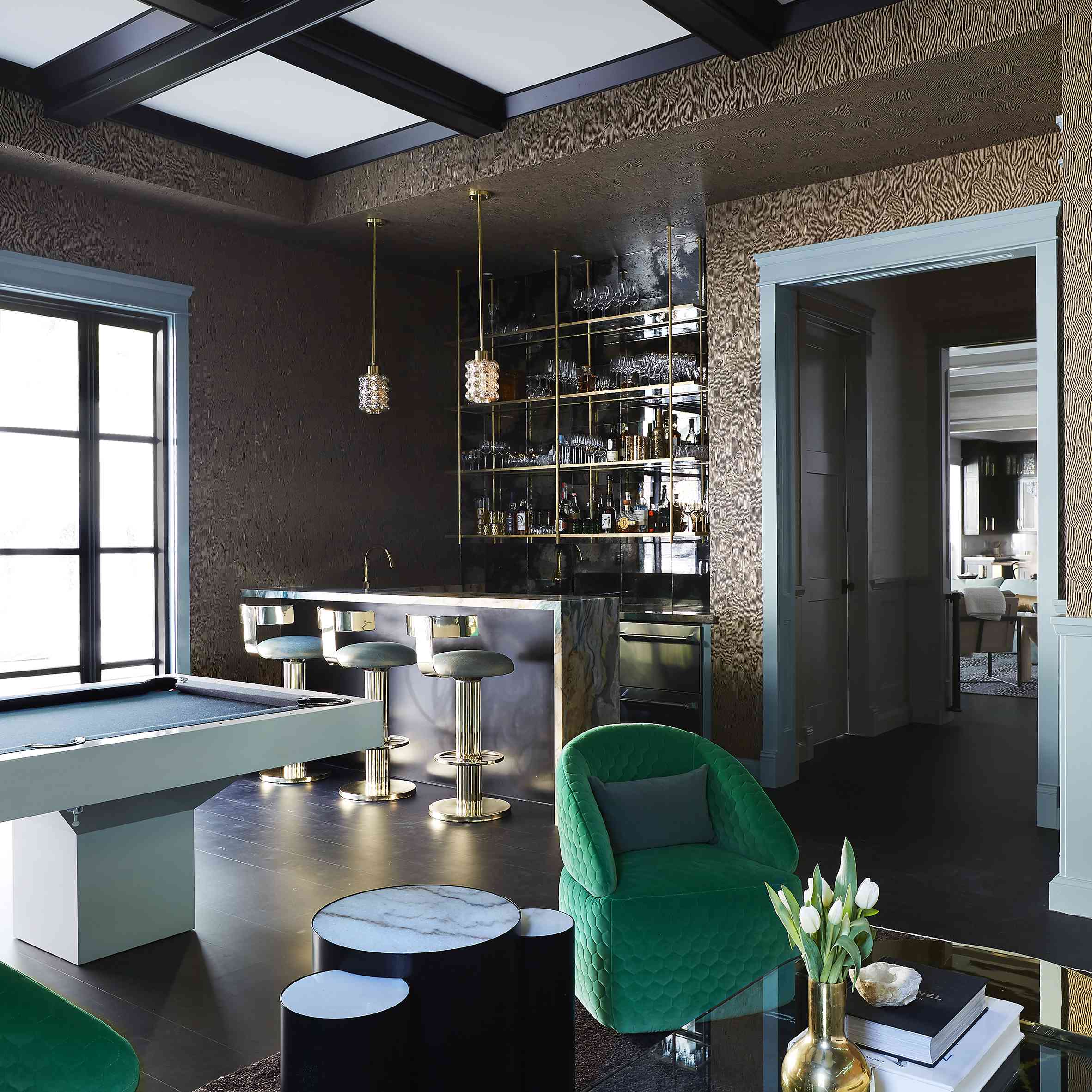 现代的生活空间，感觉喜怒无常和戏剧性。