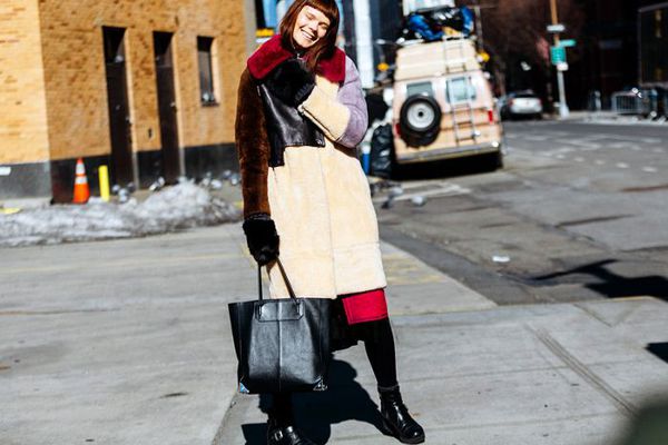 微笑在阳光下的妇女