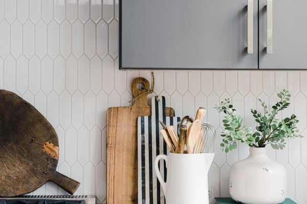 安排陶瓷和切菜板在厨房