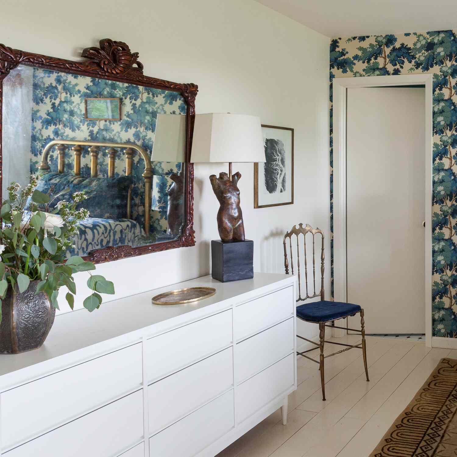 一卧室镜子突出壁纸覆盖的口音墙