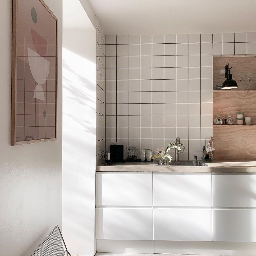 有混凝土台面的现代厨房。