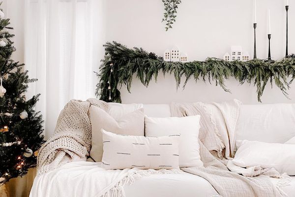 白色圣诞装饰。