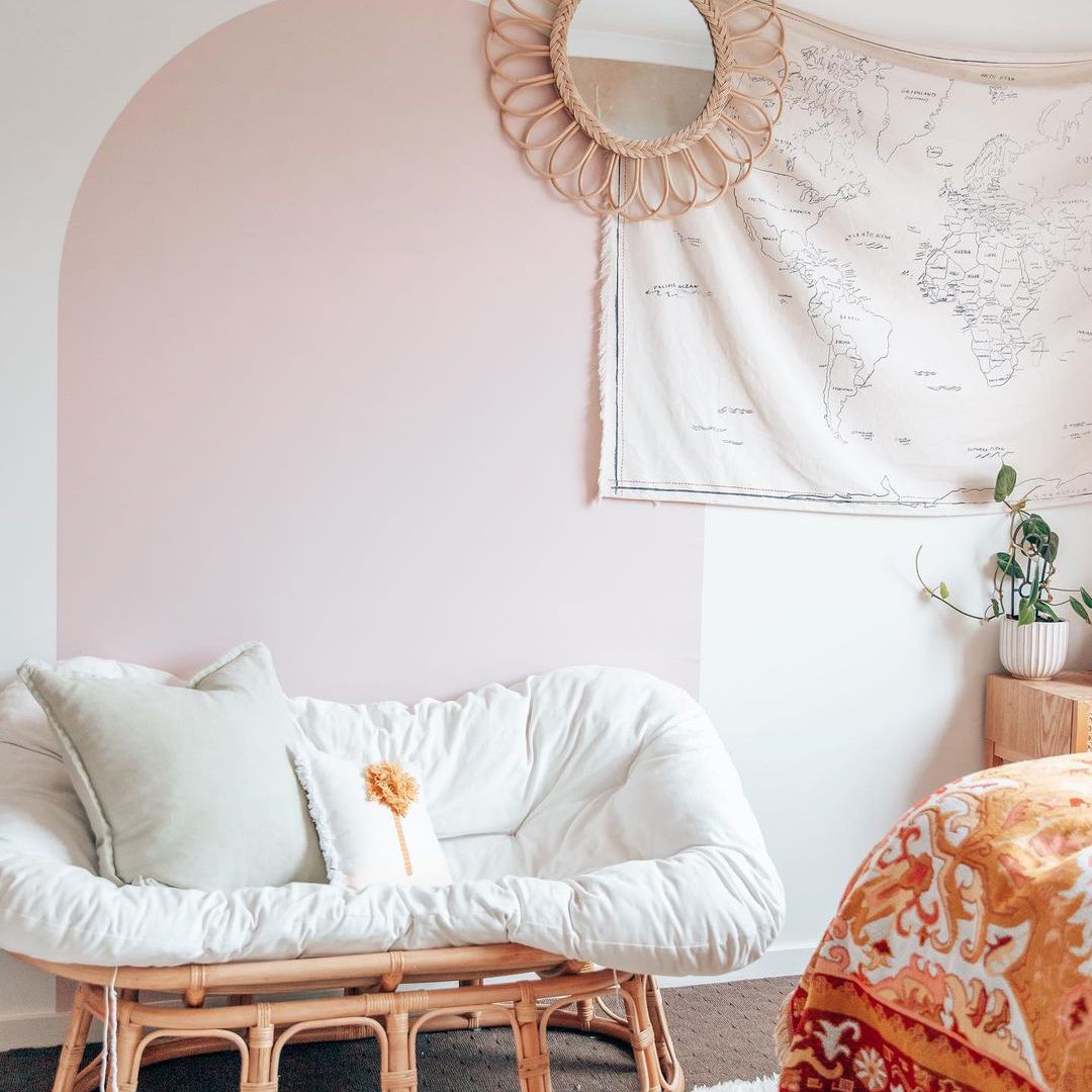 粉红色的拱门在墙上。