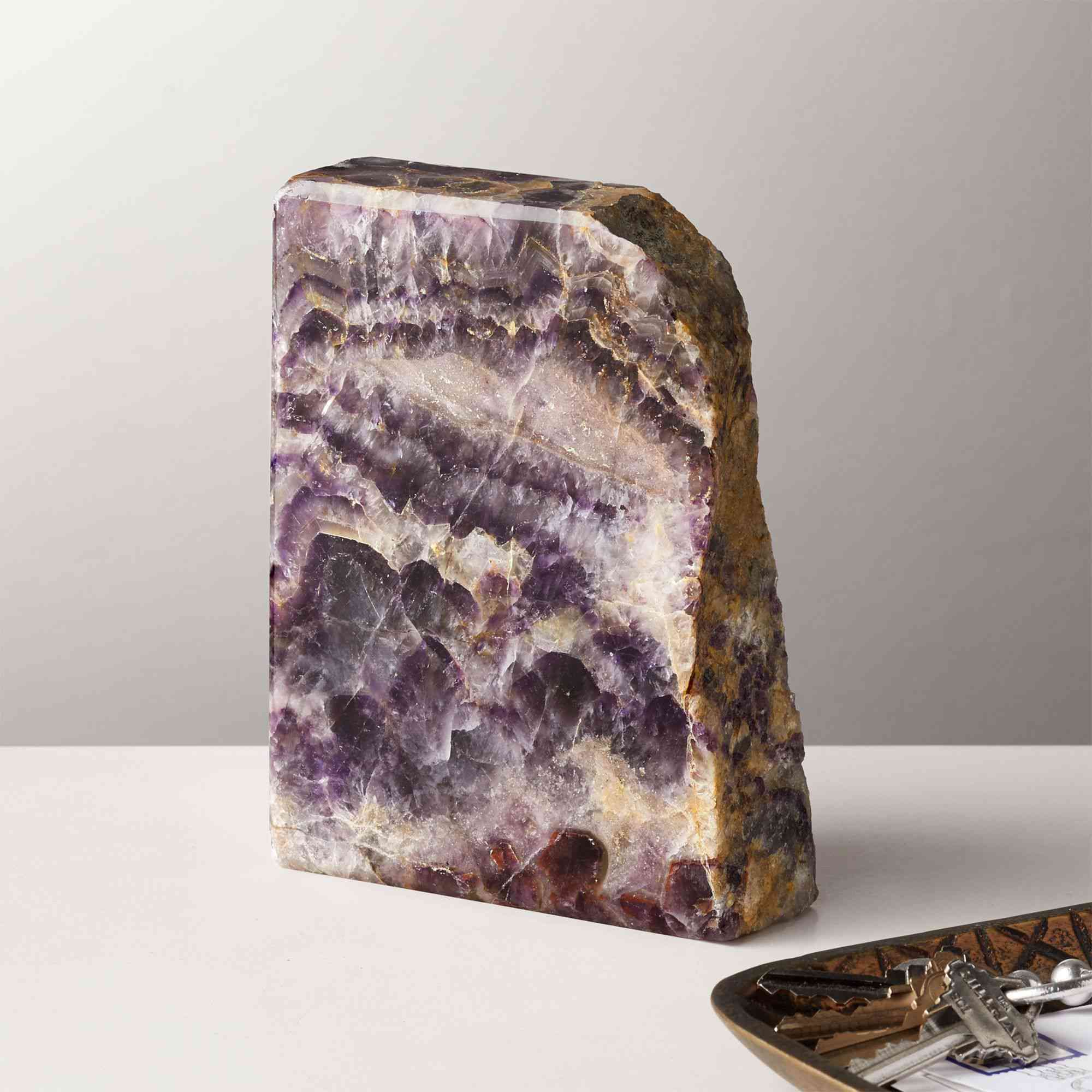 原始紫水晶的艺术品。