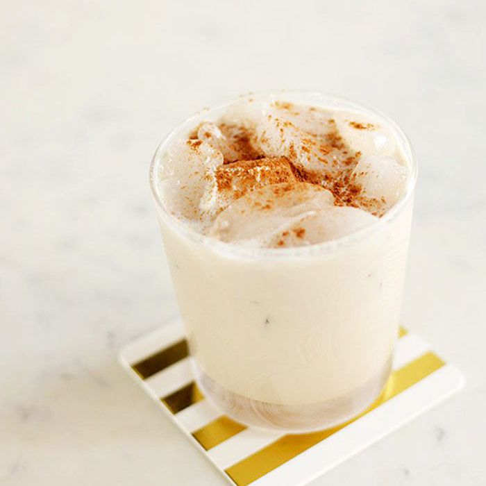 一种上面撒有肉桂的俄国白葡萄酒。