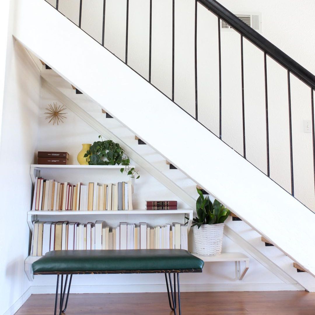 在楼梯下书架。