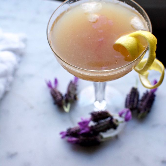 鸡尾酒在轿跑车的玻璃，配上柠檬扭曲。