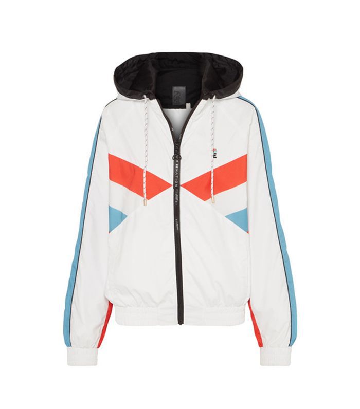 P。我穿了一件带兜帽镶板的贝壳夹克