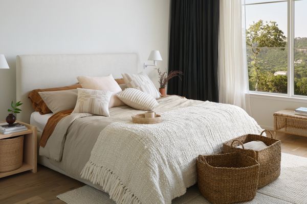 舒适的中性卧室，市民秋季系列。