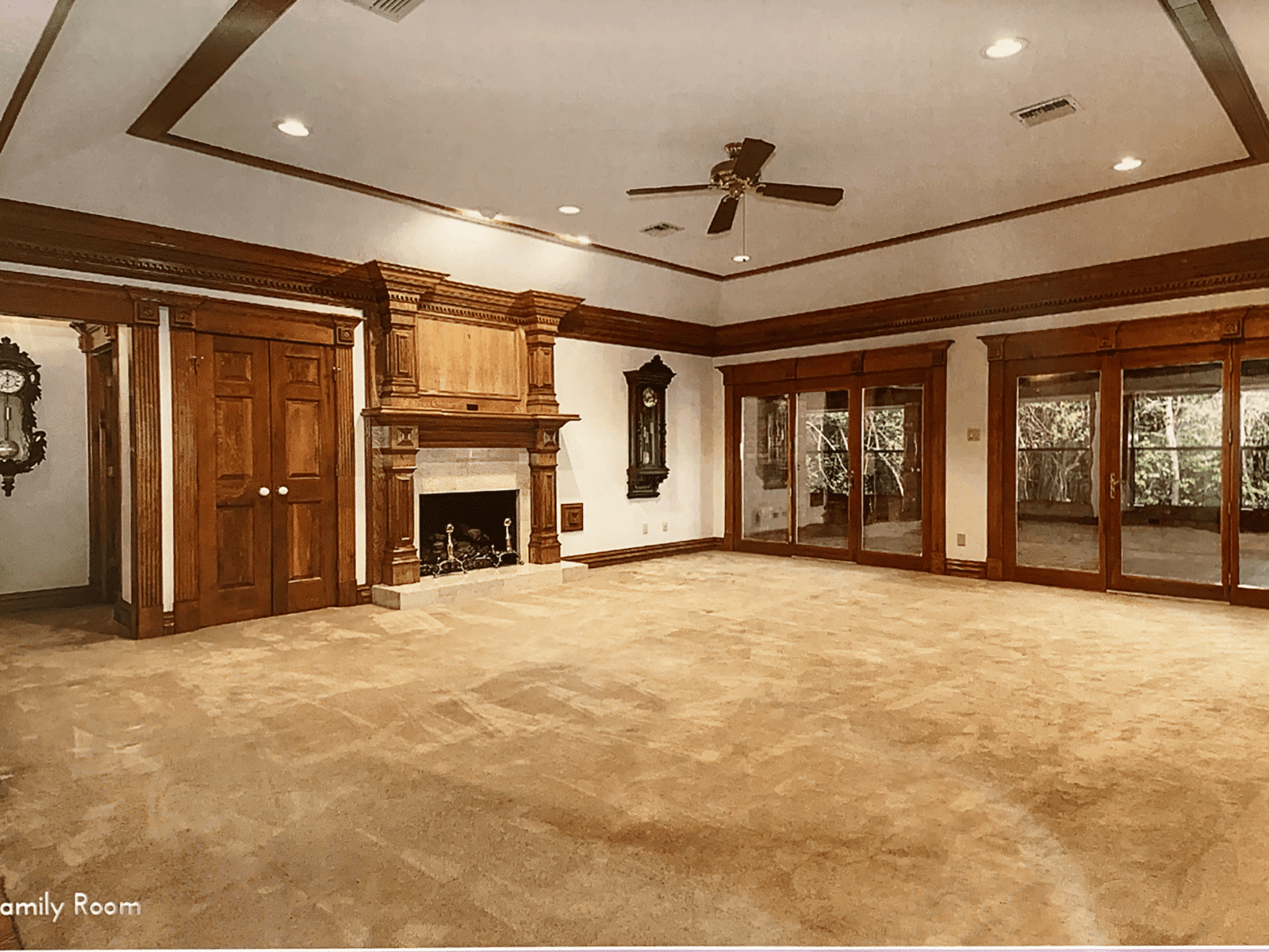 之前拍摄的大，黑暗的客厅。